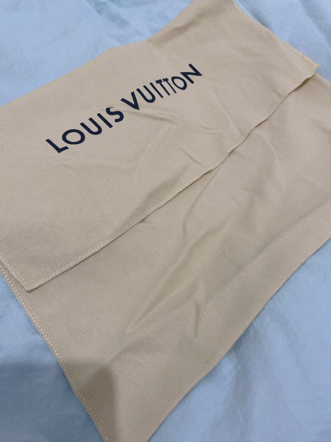 LV最新防塵袋，時(shí)尚界的秘密武器，保護你的珍貴物品不受塵埃侵擾??