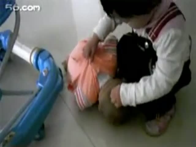 狂虐嬰兒視頻引發(fā)社會(huì )憤怒，道德和法律界限不可逾越