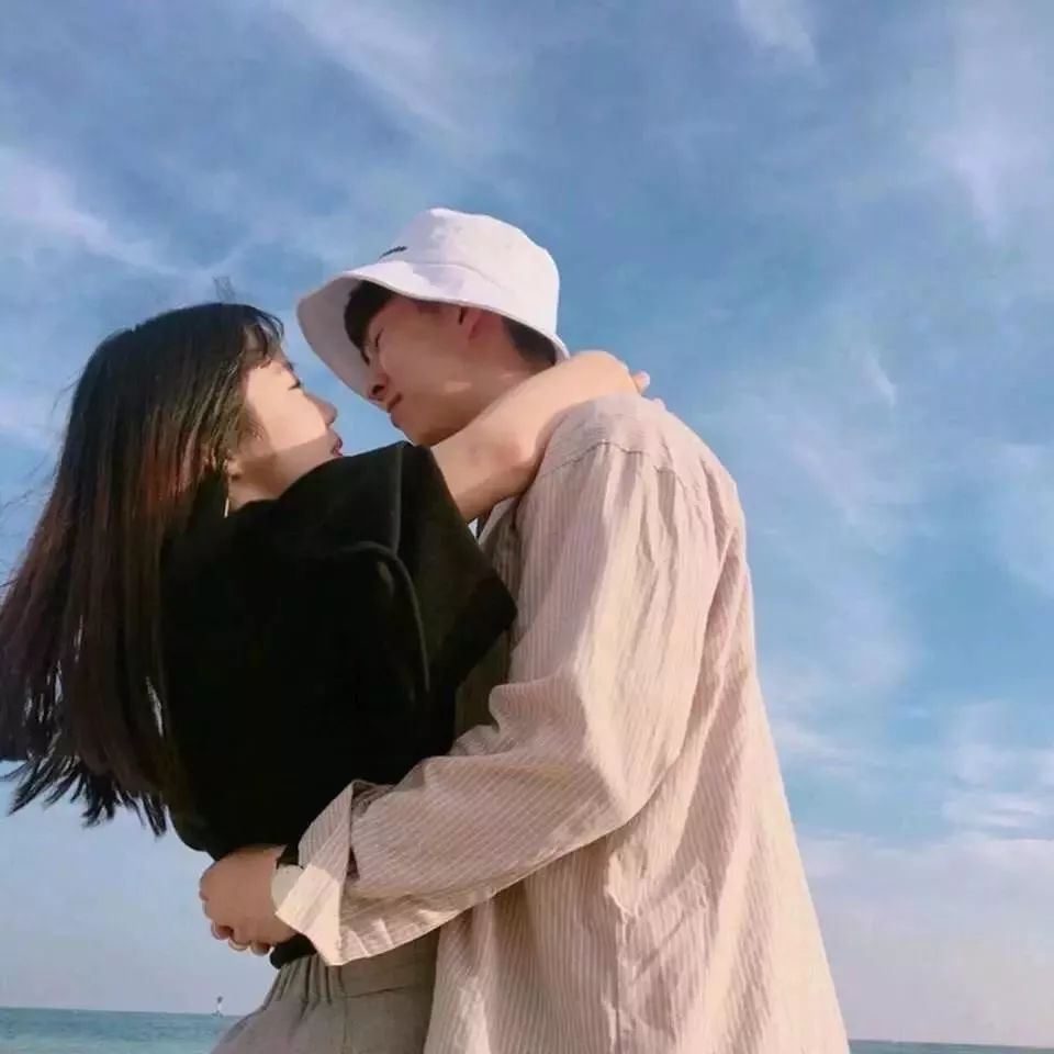 自然美景中的浪漫情侶頭像之旅，最新帥氣情侶頭像精選