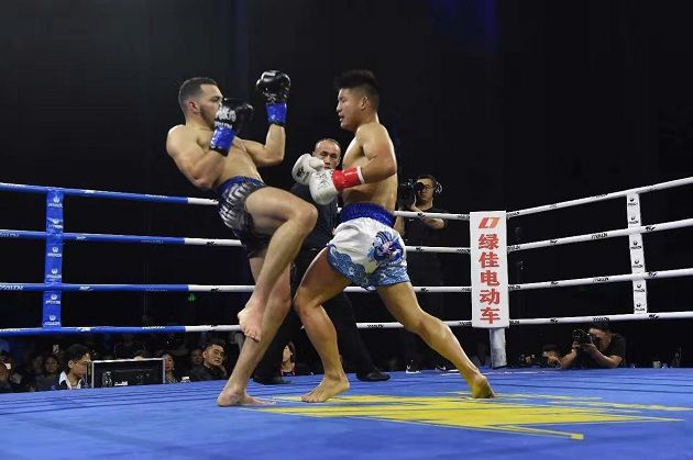 位寧輝最新比賽視頻，小巷深處的格斗與美食奇遇