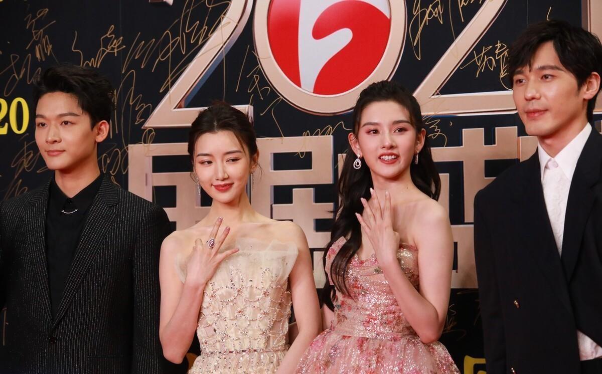 從陰影走向星光，自信力量引領(lǐng)下的黑皮膚女明星成長(cháng)之路