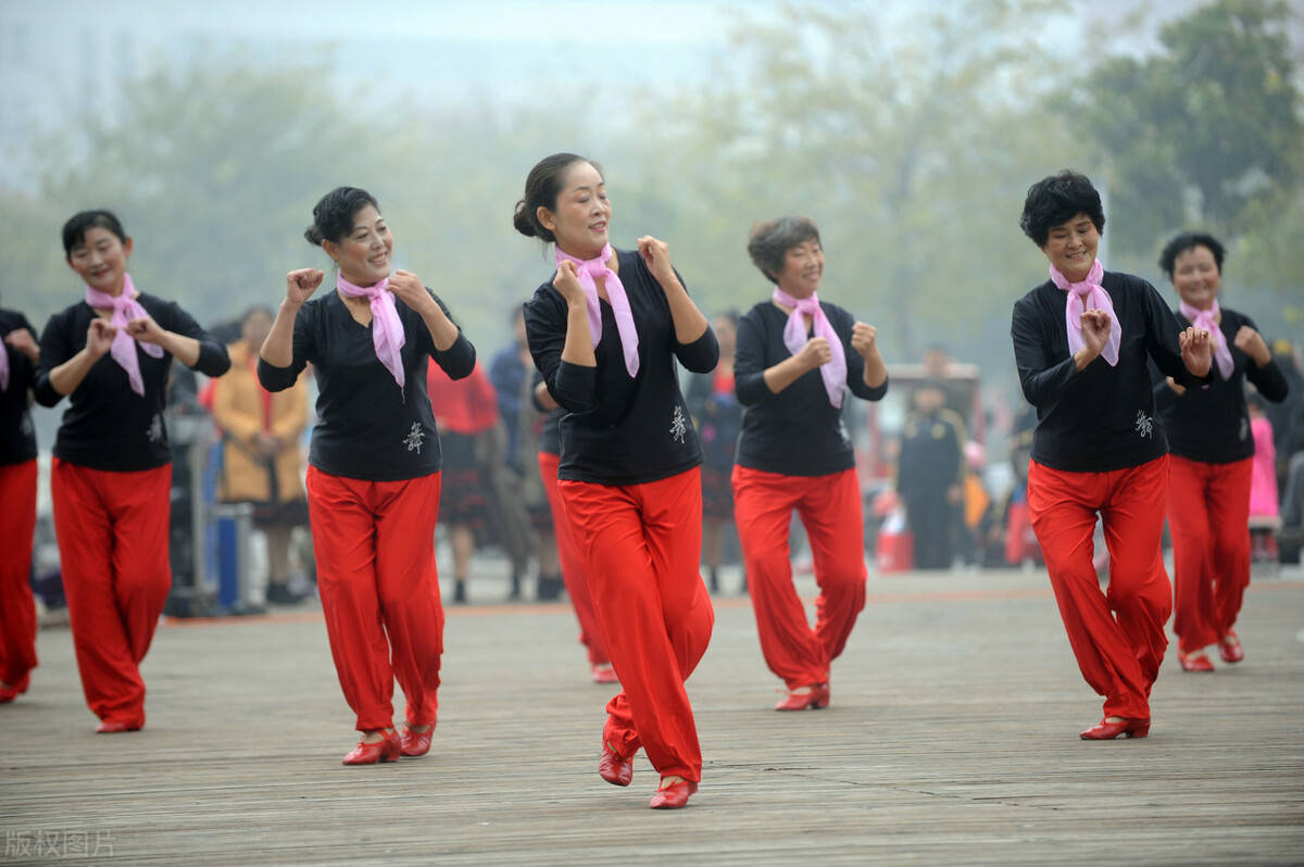 最新廣場(chǎng)舞共舞樂(lè )翻天，步驟指南與熱鬧狂歡