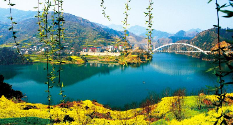 現代洋樓風(fēng)采下的獨特小店探索