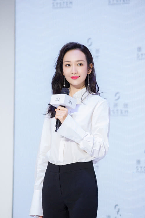 王鷗明星大偵探造型，自然美景中的心靈探索之旅