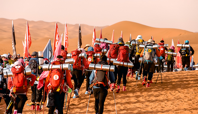 沙海競速，沙漠比賽中的歡樂(lè )與同伴時(shí)光