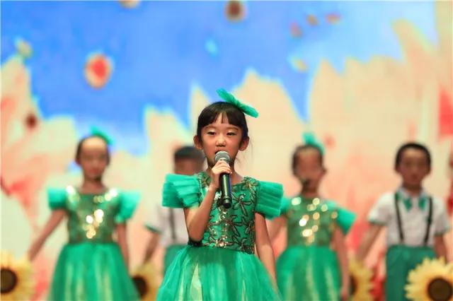 尹小艷演繹的云南山歌新篇章，自信與成就的力量展現學(xué)習變遷之路