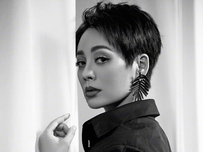 成旭演員，科技之光下的生活重塑者