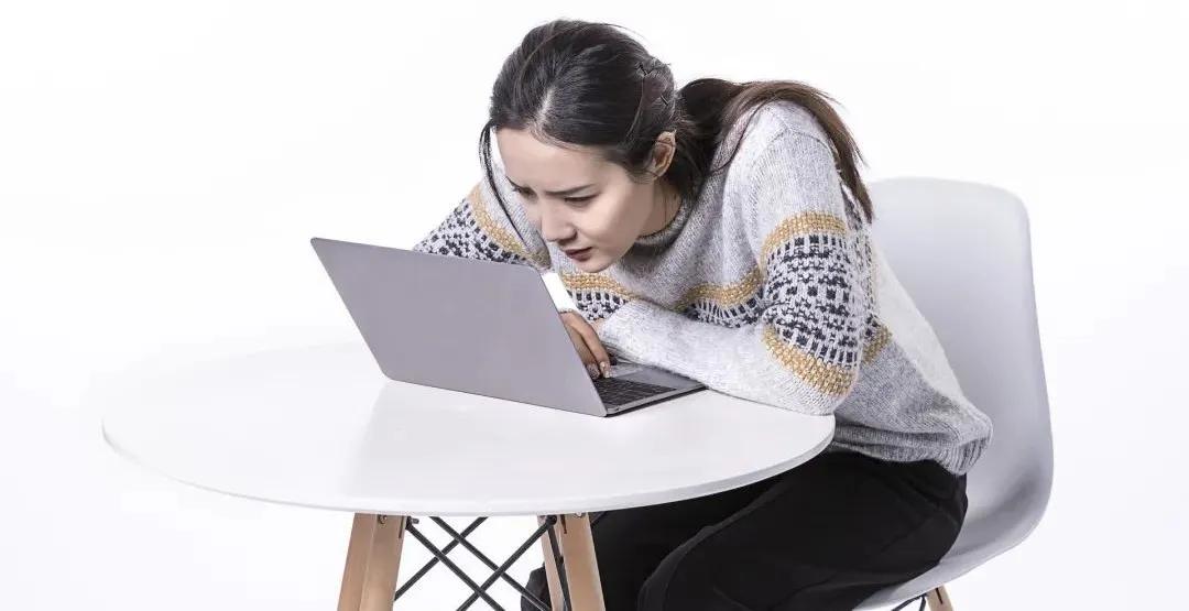 駝背男明星的人生舞臺，身體特征與星光熠熠的輝煌探索