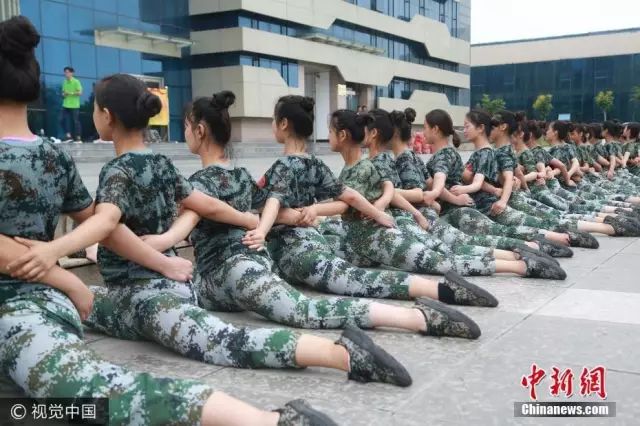 獨家揭秘，探索小巷深處的軍訓新風(fēng)尚——2025軍訓最新視頻亮相！