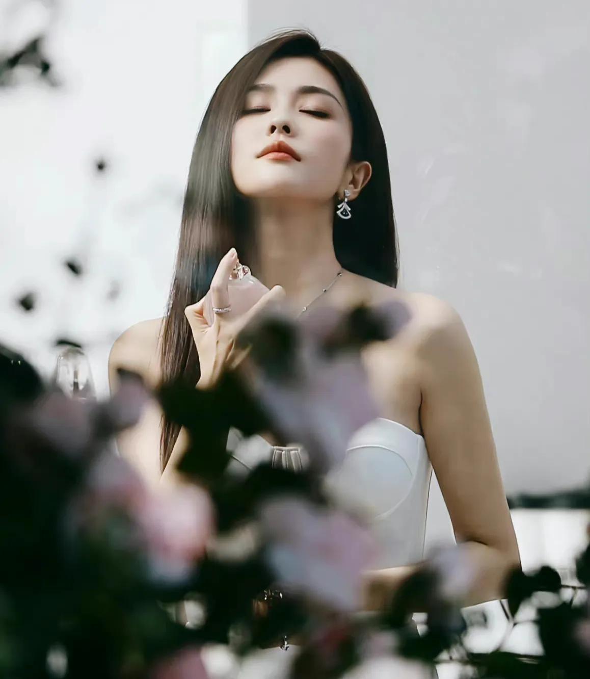 劉雯最新壁紙，時(shí)尚魅力的完美展現